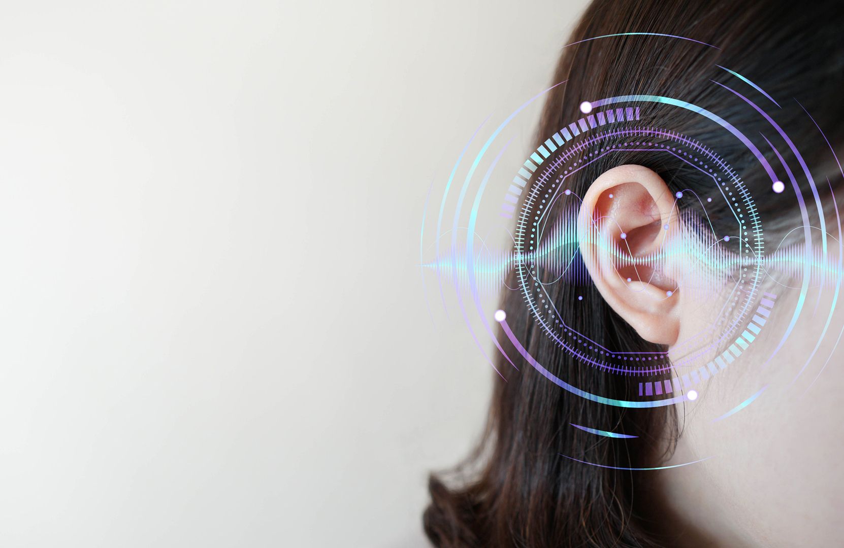 Nahaufnahme eines Ohres mit digitalen Schallwellen.
